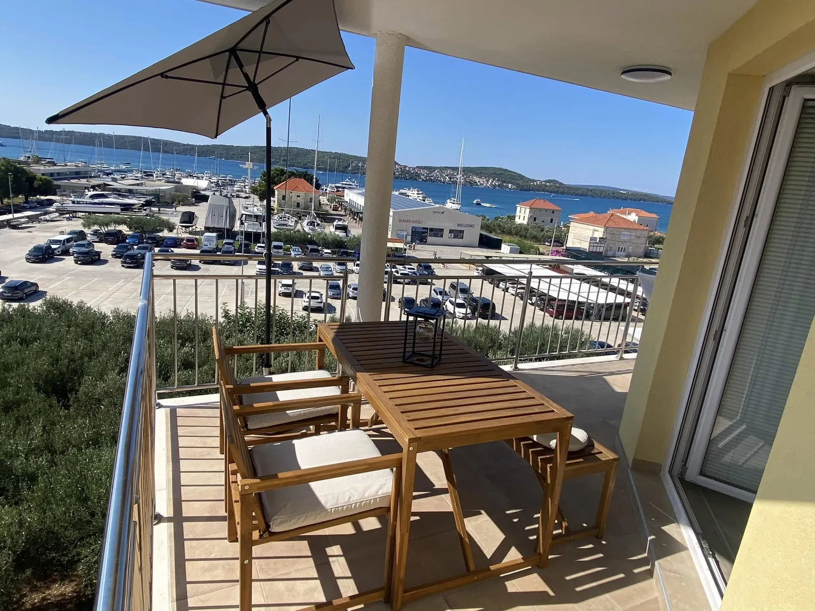 Modern fully equipped kitchen in the 80 m² Mornari Apartment 2.1 in Seget Donji near Trogir