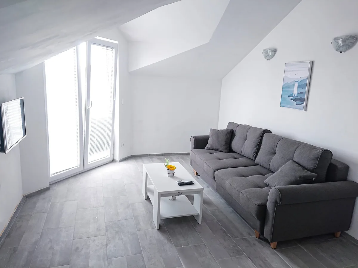 Bright top-floor living room with sea-view balcony in the studio-style Mornari Apartment 3.3, Seget Donji